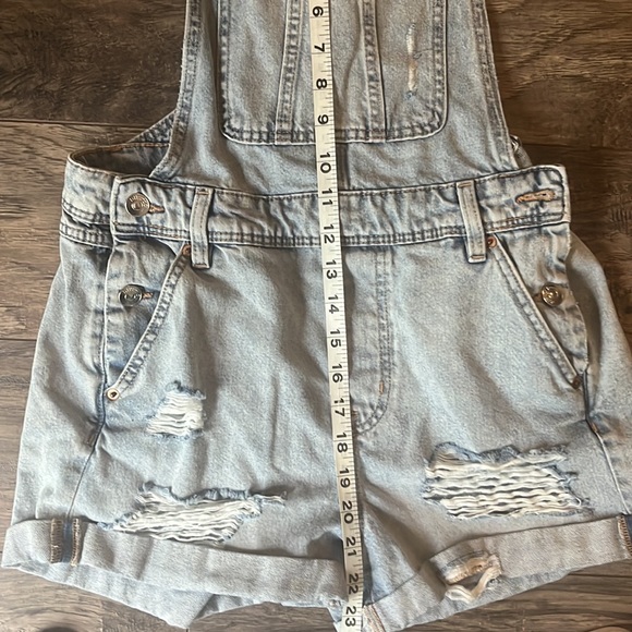 Distressed denim short overalls - Picture 4 of 6